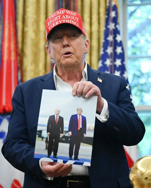 牛鑫所 与欧洲领导人会谈后，特朗普发了一张和普京的合影