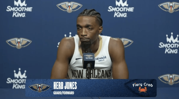 聚财略 琼斯：签大合同不会改变我穿衣风格，我只需要家人好就行